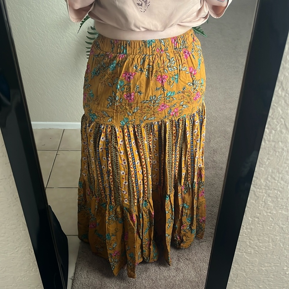 EUC easel size small maxi skirt with pockets